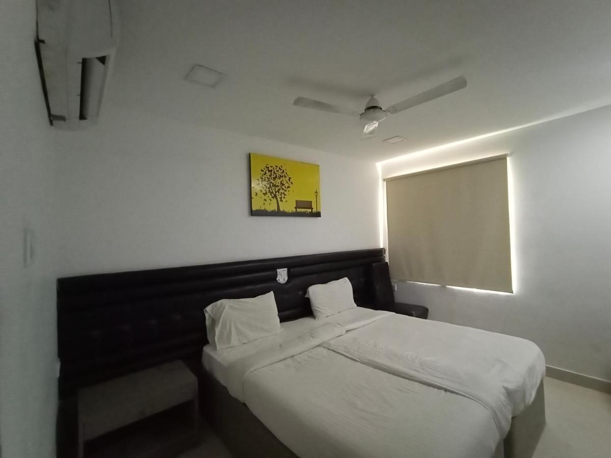 La Riviera Suites Hyderabad Eksteriør billede