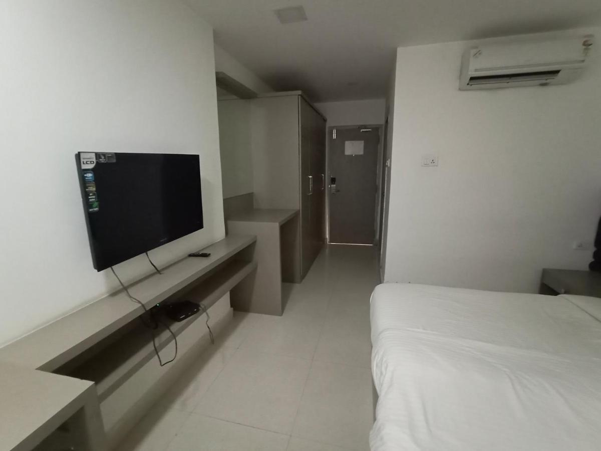 La Riviera Suites Hyderabad Eksteriør billede
